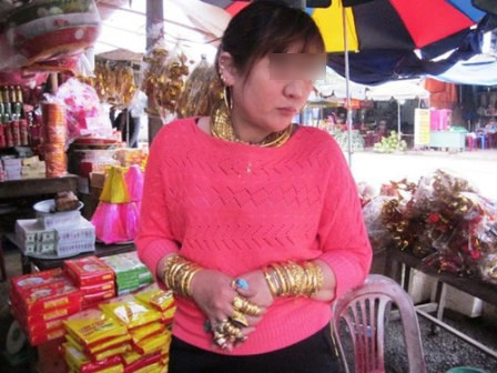 "Nữ đại gia" T đeo chi chít vàng trên cơ thể, từ cổ, cổ tay, ngón tay, cổ chân, ngón chân đâu đâu cũng thấy toàn là vòng vàng, lắc vàng, nhẫn vàng. Thậm chí, có cả một chiếc vòng vàng to như dây xích quấn quanh cổ chị T. khiến cổ chị như rụt lại vì nặng.