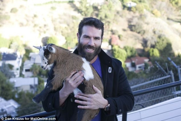 Dan Bilzerian bế ẵm chú dê hiền lành.