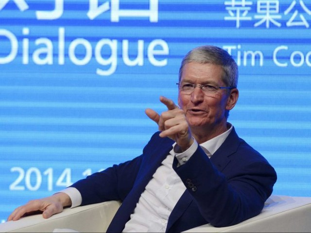 Cũng giống như tỷ phú Bill Gates, sự thành công của Tim Cook (sinh ngày 1/11/1960) cũng được nhiều người biết đến. Tim Cook - CEO của Apple sở hữu tổng giá trị tài sản 8 triệu USD. Tháng 3 vừa qua, tỷ phú có tấm lòng nhân ái này cho biết, ông sẽ sử dụng toàn bộ tài sản của mình để làm từ thiện.