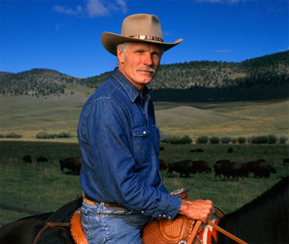 Ted Turner, sinh ngày 19/11/1938 ở Mỹ, người sáng lập hãng tin CNN (mạng lưới truyền hình mạnh nhất, đáng tin tưởng nhất và có số lượng người xem nhiều nhất trên thế giới). Ted Turner không chỉ là một doanh nhân thành công, mà còn là một nhà hảo tâm nổi tiếng với các hoạt động gây quỹ từ thiện, bảo vệ môi trường, phản đối chiến tranh. Giá trị các quỹ do ông sáng lập lên đến hàng triệu USD.