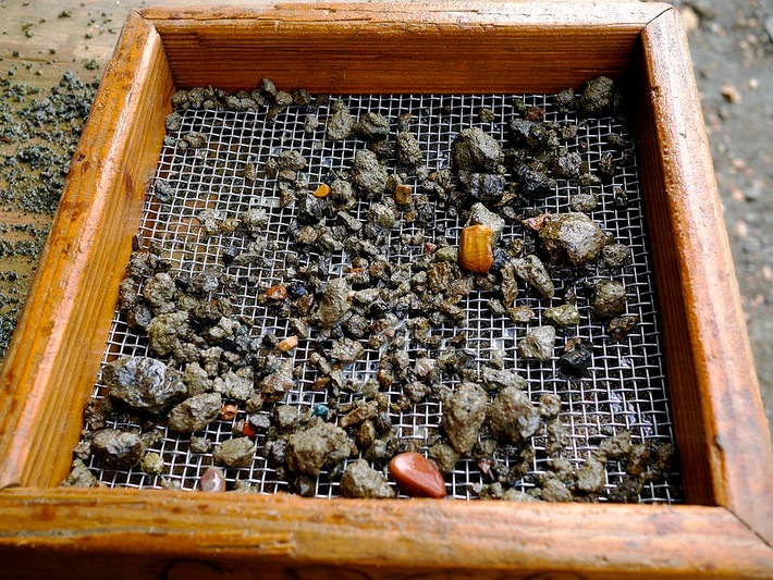 Hơn một trăm năm qua kể từ ngày phát hiện, mỏ kim cương Crater of Diamonds mang lại hàng ngàn viên kim cương và đá quý.