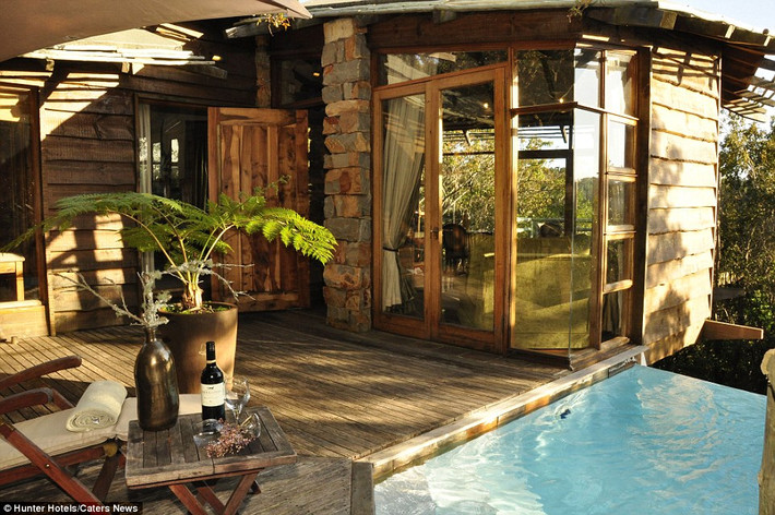 Khách sạn Tsala Treetop Lodge có 10 phòng cao cấp và 6 biệt thự tách biệt.