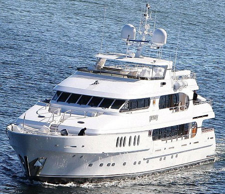 Chiếc du thuyền 3 tầng của tay golf Tiger Woods được mua vào năm 2004 từ Christensen Shipyards, với giá khoảng 20 triệu USD. Trên boong có một quầy bar dài, có lò nướng BBQ bằng thép siêu bền, một bể sục jacuzzi cho 8 người. Ngoài ra, Privacy còn có sẵn những bộ đồ lặn biển có tổng trị giá lên tới 150.000 USD.