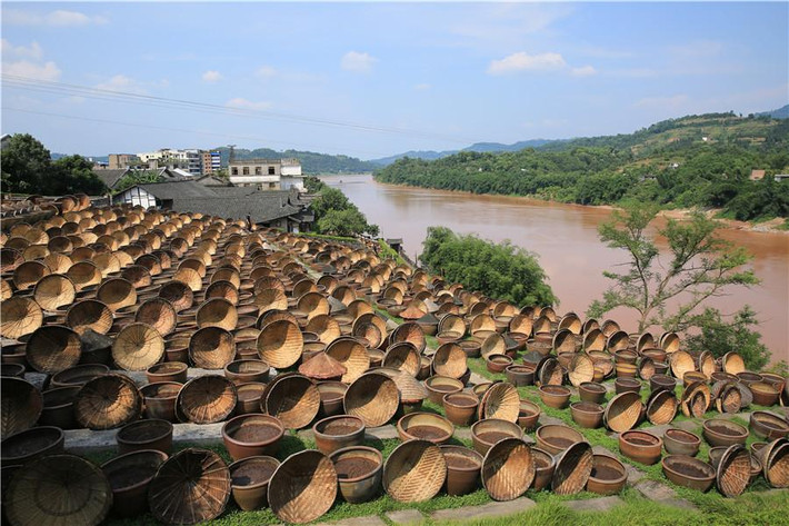 Hàng loạt chum đựng tương của nhà máy đang được phơi dưới ánh nắng mặt trời để thúc đẩy quá trình lên men.