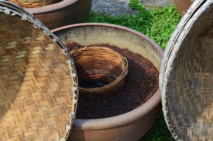 Nhà máy sản xuất tương bần truyền thống Xianshi Jiangyou tại phố Lô Châu là một trong số ít các cơ sở hiện vẫn sử dụng phương pháp lên men tự nhiên để sản xuất sản phẩm.