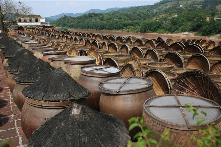 Vị trí của nhà máy dọc theo sông Chishui đảm bảo điều kiện độ ẩm lý tưởng cho quá trình lên men.
