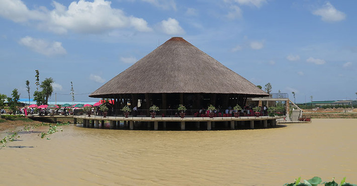 Nhà tre lớn nhất Việt Nam nằm trên hồ Tịnh Đế Liên, thuộc khu đô thị Làng Sen Việt Nam (huyện Đức Hòa, Long An) là một công trình xây dựng độc đáo bằng tre với sức chứa hơn 1.000 người.