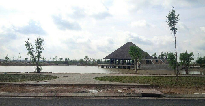 Theo đại diện phía chủ đầu tư, sở dĩ đơn vị đầu tư chọn vật liệu chính của công trình là tre, bởi, vật liệu này có nhiều ưu điểm như: sẵn có, phổ biến, dễ tìm, phát triển nhanh, độ bền cao và phù hợp với điều kiện khí hậu cũng thổ nhưỡng vùng. Bên cạnh đó, việc sử dụng nguyên liệu tre còn giúp tận dụng nguồn nguyên liệu tại chỗ cũng như khuyến khích sự phát triển kinh tế của khu vực nông thôn.