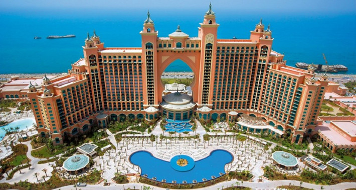Khách sạn Atlantis: Một trong những ấn tượng của du khách về Dubai là khách sạn nghỉ dưỡng 6 sao Atlantis xây dựng trên đảo nhân tạo Palm. Khách sạn Atlantis gồm hơn 1.500 phòng, 18 nhà hàng, 2 bể bơi khổng lồ, spa, phòng tập, công viên nước và bể thủy sinh có tới 65.000 động vật biển.