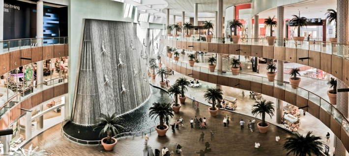 Dubai Mall: Là một trong những khu mua sắm lớn nhất thế giới, Dubai Mall không chỉ có vô số cửa hàng miễn thuế mà còn có nhiều nhà hàng hạng sang, các tiện ích vui chơi, giải trí. Du khách có thể đến đây mua sắm vài ngày mà không cảm thấy chán.