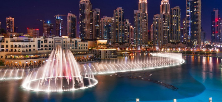 Đài phun nước Dubai: Đài phun nước này được xây dựng trên hồ Burj Dubai, ở Dubai và được khánh thành năm 2009. Lượng nước là 83.000 lít và tia nước cao 73 m. Đài phun này có chiều dài 275 m, 6.600 bóng đèn WET và 25 máy chiếu màu tạo được hơn 1.000 hình ảnh. Người ta có thể nhìn thấy các luồng sáng chiếu lên trời của đài phun nước từ cách xa 32 km.