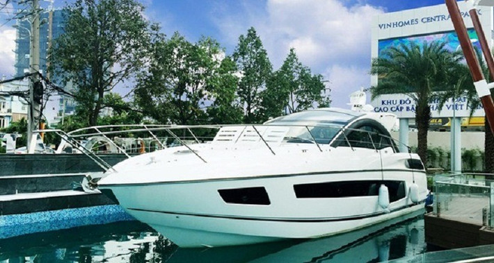 Du thuyền Sunseeker San Remo trị giá 1 triệu USD (hơn 20 tỷ đồng) trong chương trình ưu đãi đặc biệt là món quà Vingroup dành tặng khách hàng mua căn hộ Vinhomes Central Park tại số 208 Nguyễn Hữu Cảnh, TP HCM.