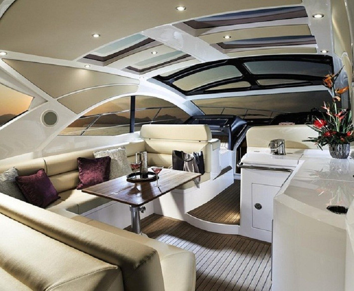 Dòng du thuyền thể thao Sunseeker San Remo có vận tốc lên đến 60 km/h, lớp sơn bên vỏ ngoài với hai màu tương phản trắng-đen, được thiết kế tạo ra nét tinh tế, phong cách mạnh mẽ