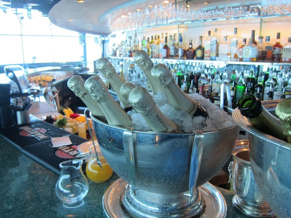 Tại quán bar Skyview, những người đến quán từng sẵn sàng bỏ ra 7.000 USD để thưởng thức cocktail trong ly nặng 28 carat vàng.