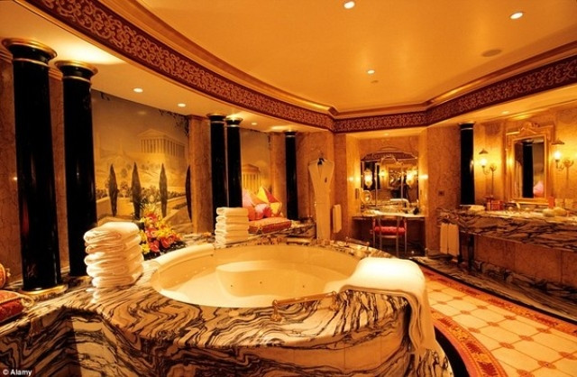 Để hoàn thiện Burj Al Arab, các kỹ sư nội thất đã lát hơn 23.000 mét vuông đá cẩm thạch, 43.000 mét vuông kính, và gần 2000 mét vuông... vàng dát mỏng. Để thể hiện được sắc đẹp của cẩm thạch và vàng, khách sạn lắp đến 28.000 bóng đèn ở khắp nơi.
