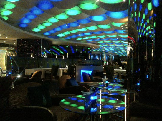 Loại ly để uống dòng cocktail này được làm bằng kim cương, thiết kế bởi hãng kim loại quý hàng đầu thế giới Swarovski. Người uống được quyền giữ lại những chiếc ly này nếu muốn.