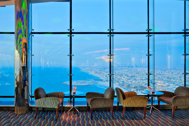 Từ quán bar, thực khách có thể ngắm nhìn toàn cảnh thành phố Dubai tráng lệ.