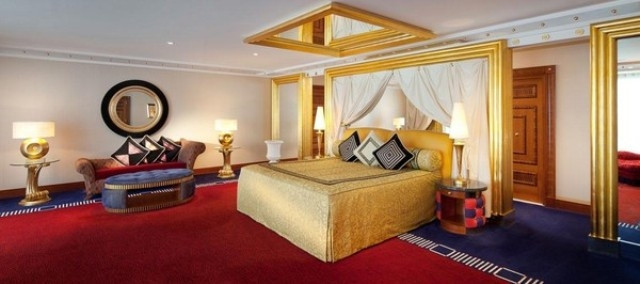 Phòng rẻ nhất của khách sạn ó giá 880 bảng Anh/đêm (28 triệu đồng), trong loại phòng này có 2 tầng, 14 đường dây điện thoại, 1 quản gia riêng, 1 iPad bọc 24 carat vàng, 17 loại gối đắt tiền, 2 ti vi 42 inch, loa Bose để nghe nhạc và tất cả rèm cửa, ánh sáng, thiết bị nhà tắm, thiết bị phòng ngủ đều được điều khiển bằng chiếc iPad bọc vàng.