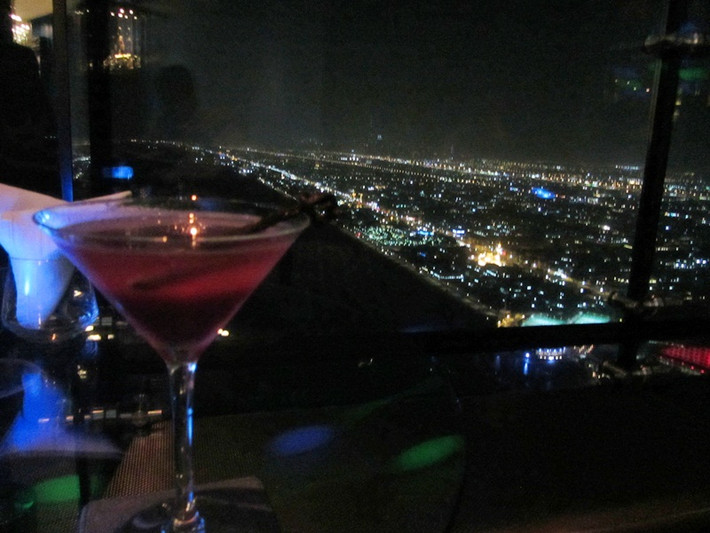 Cảnh Dubai về đêm lung linh nhìn từ quán bar.