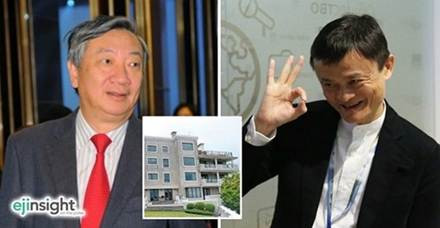 Dinh thự đắt đỏ này trước đây thuộc sở hữu của ông Francis Yuen Tin-fan, cựu Phó Chủ tịch Tập đoàn viễn thông khổng lồ PCCW và vợ là bà Rose Lee Wai-mun, Giám đốc điều hành của ngân hàng Hang Seng vào năm 2000 với giá 163,5 triệu USD.