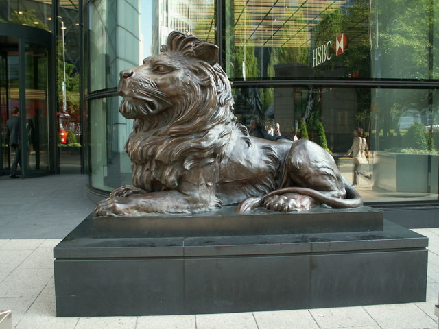 Tương tự, trụ sở của HSBC ở London (Anh) cũng có một cặp sư tử được đặt ở hai bên lối vào.