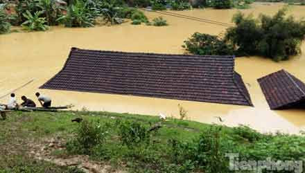 Phó chủ tịch UBND huyện Tuần Giáo (Điện Biên), ông Vũ Văn Đức xót xa kể về những hình ảnh mà ông ghi lại tại bản Đề Chia C, xã Pú Nhung trong ngày 2-3/8. Sau trận mưa lũ ở Bắc Bộ, 10 ngôi nhà ở nơi đây chìm trong bể nước chỉ thấy lấp ló mái nhà.