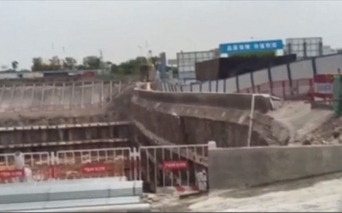 Tòa nhà quan trọng bậc nhất tại đặc khu kinh tế Tiền Hải thuộc dự án tỷ đô ở Trung Quốc đã đổ sập một cách từ từ như một thước phim quay chậm. Rất may mắn là không có ai bị thương vong trong vụ việc này, do quá trình sập nhà diễn ra đủ chậm để công nhân tại hiện trường thoát nạn.