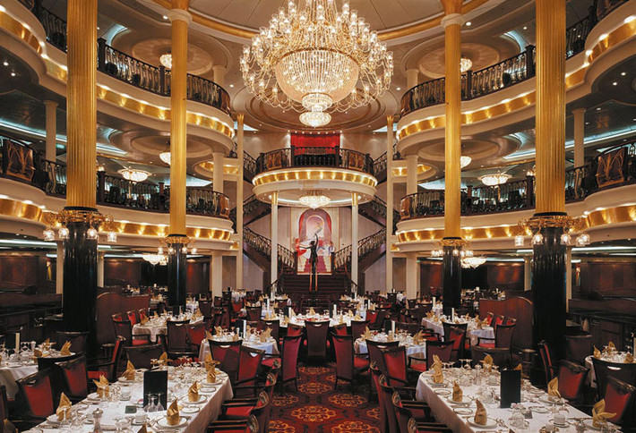 Khu nhà hàng ăn trên du thuyền Voyager of the Seas được trang hoàng lộng lẫy, sang trọng.