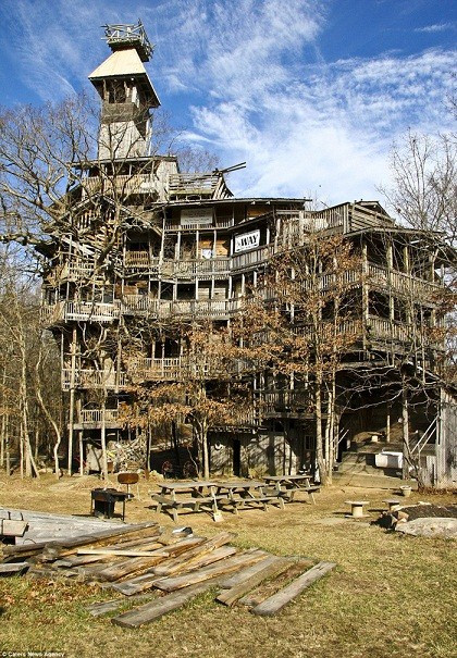 Ông Horace Burgess, sống tại bang Tennessee, Mỹ đã miệt mài làm việc trong suốt 11 năm để dựng lên ngôi nhà gỗ cao nhất thế giới.