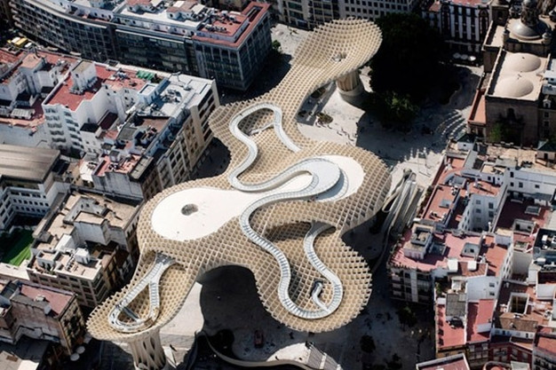 Tầng thượng của Metropol Parasol là một không gian mở, thoáng mát, thường được sử dụng là nơi để tổ chức các sự kiện công cộng và du khách có thể phóng tầm nhìn ra toàn thành phố từ trên cao.