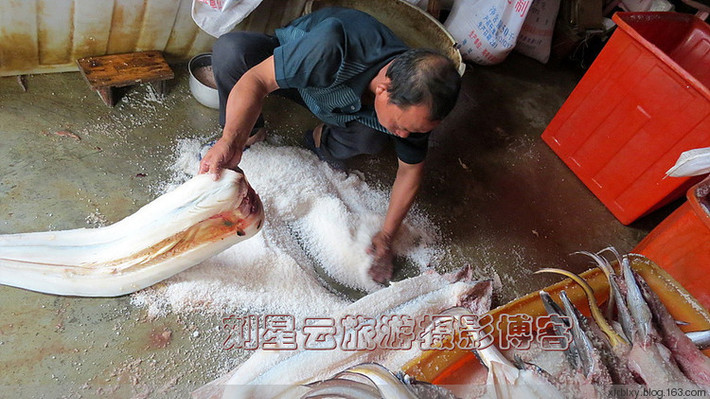 Để bảo quản lươn được lâu, người ta tiến hành ướp muối cho chúng.
