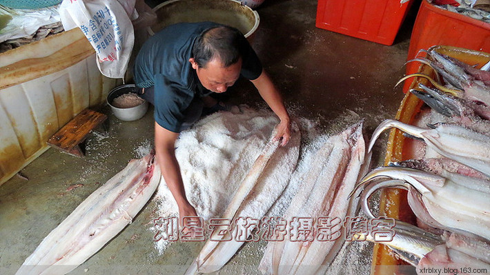 Ngư dân cẩn thận rắc muối vào từng thớ thịt của con lươn biển.