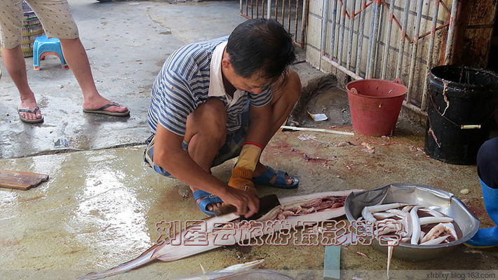 Công việc được thực hiện ngay trên sàn nhà.