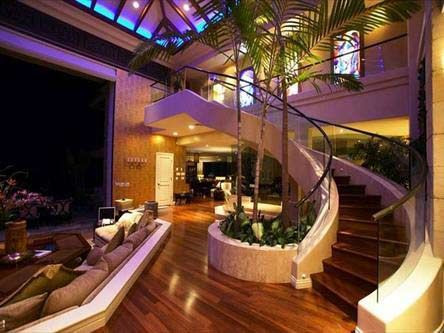 Dù bên ngoài mang vẻ cổ kính nhưng nội thất của dinh thự vẫn được thiết kế theo phong cách hiện đại và đầy đủ công năng với phòng gym, bể bơi, phòng chơi đàn…
