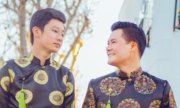 Ca sĩ Quang Dũng nói: "Mọi năm tôi đều đón Tết bên mẹ và người thân trong nước. Năm nay, tôi muốn dành thời gian cho Bảo Nam như một món quà dành tặng sinh nhật 14 tuổi của con trai sắp tới (14/2)".