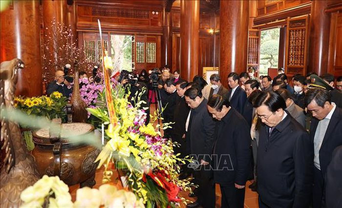 Thủ tướng Phạm Minh Chính dâng hương tưởng niệm Chủ tịch Hồ Chí Minh tại Khu Di tích Kim Liên.