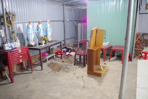 Bắt giam đối tượng chém tử vong một linh mục sau buổi lễ. Công an tỉnh Kon Tum đã tiến hành khởi tố vụ án, bắt tạm giam Nguyễn Văn Kiên (SN 1989, trú xã Sa Loong, huyện Ngọc Hồi) về hành vi giết người. Nạn nhân là ông Trần Ngọc Thanh (SN 1981) - Linh mục giáo xứ Nhà thờ Đăk Mốt, xã Saloong. Tối ngày 29/1, khi biết tin tại nhà bà Y Mới đang diễn ra nghi lễ do ông Thanh chủ trì, Kiên đã cầm dao đến nhà bà Y Mới. Tại đây, Kiên dùng dao sát hại ông Thanh và bị người dân khống chế, bắt giữ.