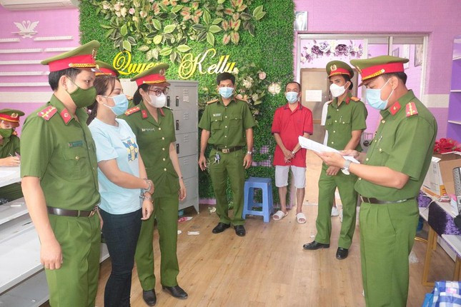Bà chủ tiệm nail chiếm đoạt hơn 50 tỷ đồng. Ngày 4/2, Cơ quan CSĐT Công an tỉnh Trà Vinh đã thi hành lệnh khám xét 2 điểm kinh doanh của bị can Nguyễn Thị Cẩm Nguyên (39 tuổi, phường 7, TP. Trà Vinh, tỉnh Trà Vinh) điều tra về hành vi “lừa đảo chiếm đoạt tài sản” . Nguyên là chủ 2 tiệm nail tại TP Trà Vinh. Từ năm 2018 đến nay, Nguyên đứng ra mở nhiều dây hụi, huy động nhiều người góp hụi. Đến ngày 5/11/2021, do vỡ hụi nên Nguyên bỏ trốn. Tại thời điểm vỡ hụi, Nguyên còn 130 dây hụi, sau đó có khoảng 200 hụi viên làm đơn tố giác về hành vi lừa đảo chiếm đoạt tài sản của Nguyên với số tiền khoảng 50 tỷ đồng. Nguyên bị bắt vào ngày 2/2/2022 tại TP HCM.