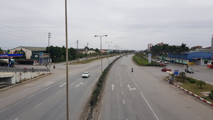 Tuy nhiên, 3 ngày tết Nguyên đán, do trong thời gian nghỉ tết nên Quốc lộ này vắng bóng xe container, xe tải...tạo nên hình ảnh giao thông khác lạ.