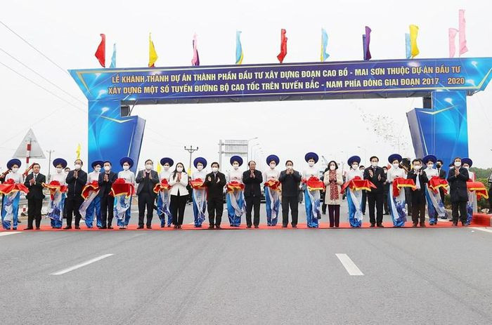 Quang cảnh lễ cắt băng khánh thành đoạn cao tốc Cao Bồ-Mai Sơn. (Ảnh: Dương Giang/TTXVN)