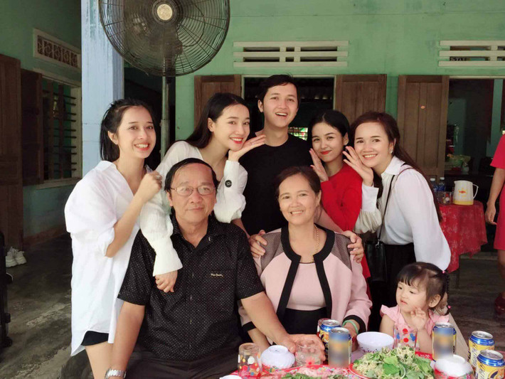 Ảnh hiếm hoi có gần như đầy đủ các thành viên trong gia đình Nhã Phương, chỉ vắng mặt chị cả vì cô đang sống tại nước ngoài. Nhã Phương là người con thứ 3 trong gia đình.