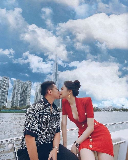 Đặc biệt, nàng Hoa hậu chuyển giới không ngại công khai loạt ảnh khóa môi bạn trai ngọt ngào.
