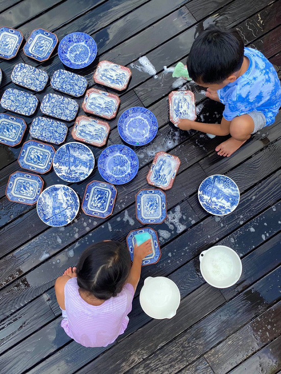 Khoảnh khắc hai bé nhà Tăng Thanh Hà là Richard Nguyễn và Chloe Nguyễn sẵn sàng rửa chén, đĩa và gìn giữ cẩn thận cho mẹ. "Nhà có 2 em sen rửa dĩa cho mẹ, mẹ hạnh phúc vô cùng", bà xã Louis Nguyễn chia sẻ.