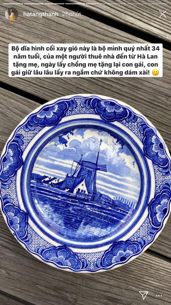 Mới đây, Tăng Thanh Hà thu hút sự quan tâm của cộng đồng mạng khi chia sẻ món quà đặc biệt cô nhận được từ mẹ đẻ. Theo người đẹp cho biết, đây cũng là của hồi môn mẹ cô tặng trong ngày con gái về nhà chồng. Món quà quý này được gìn giữ 34 năm nên Tăng Thanh Hà thỉnh thoảng mới đem ra ngắm và không dám dùng.