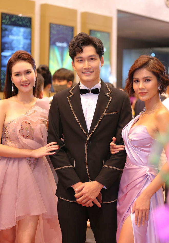Đình Tú, Hương Giang và Thu Hoài là những gương mặt quen thuộc trong các phim truyền hình giờ vàng. Năm nay, Đình Tú tham gia phim Cô gái nhà người ta, đóng cặp cùng Phương Oanh. Trong khi đó, Thu Hoài đảm nhận vai cameo trong Tình yêu và tham vọng.