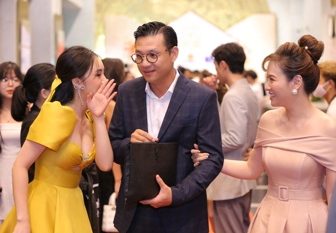 Đạo diễn Khải Anh sánh bước cùng vợ Đan Lê trên thảm đỏ VTV Awards. Nhà làm phim mong rằng bộ phim Nhà trọ Balanha sẽ chiến thắng hạng mục Phim truyền hình ấn tượng. Tác phẩm của Khải Anh ghi dấu ấn bằng những nét hài hước, khéo léo gây cười bằng việc lồng ghép tên các diễn viên, đạo diễn nổi tiếng.