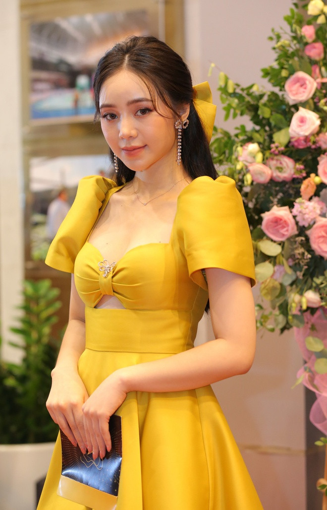 Quỳnh Kool xuất hiện trên thảm đỏ VTV Awards 2020 từ sớm. Năm 2020, nữ diễn viên gây ấn tượng khi hóa thân trong vai Ngọc phim Đừng bắt em phải quên, đóng cặp cùng Thanh Sơn. Cùng thời điểm, cô cũng góp mặt trong Nhà trọ Balanha với vai Nhi.