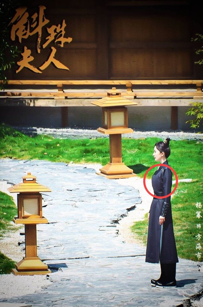 Ở góc quay xa, vòng một vợ cũ Lưu Khải Uy lộ rõ. Thông thường, các diễn viên nữ lúc đóng giả trai sẽ được bó ngực, ít ai để trường hợp "tự nhiên" như Dương Mịch.