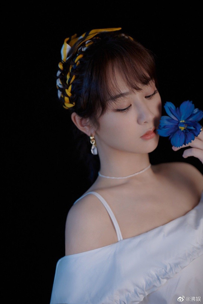 Dương Tử là sao nhí nổi tiếng thành công nhất hiện nay. Diễn xuất của cô được khẳng định qua nhiều bộ phim như "Cá mực hầm mật", "Hương mật tựa khói sương". Năm nay, bộ phim "Quãng đời còn lại xin được chỉ giáo nhiều hơn" mà mỹ nhân 9X đóng cặp cùng Tiêu Chiến được khán giả rất mong chờ.