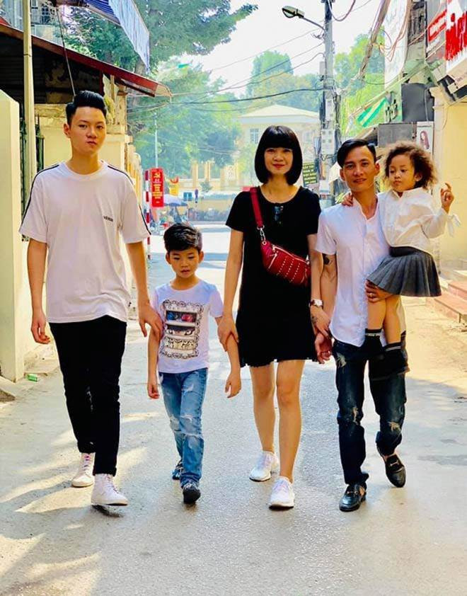 Dù đã có 3 con nhưng Đức Hưng – Hạ Vy vẫn được nhiều người ngưỡng mộ vì tình yêu, sự quan tâm của 2 người dành cho nhau. Chia sẻ về bí quyết giữ lửa trong gia đình, Đức Hưng bật mí: “Trong cuộc sống, mỗi gia đình có một hoàn cảnh khác nhau. Gia đình chúng tôi cả hai vợ chồng đều rất hiểu tính nhau, biết tôn trọng, nhường nhịn, quan tâm và giúp đỡ nhau. Mỗi khi có những bất hòa chúng tôi lại ngồi lại với nhau và nói chuyện thẳng thắn để tìm ra nguyên nhân xem ai đúng ai sai”.